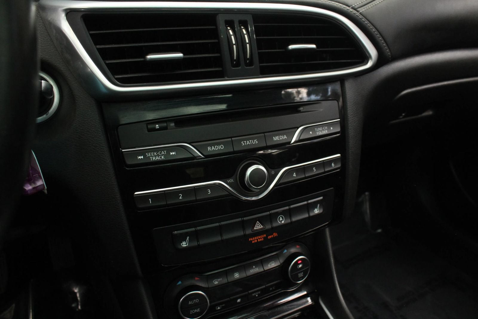 Used 2018 INFINITI QX30 Premium AWD/4WD image 34