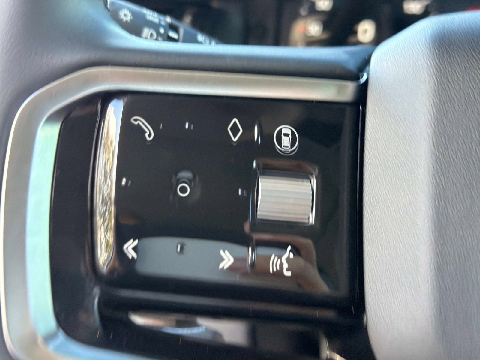 Used 2025 Land Rover Discovery Sport S image 51