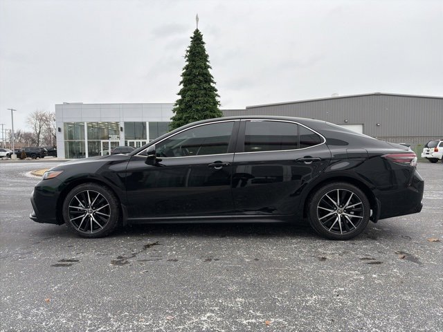 Used 2024 Toyota Camry SE image 4