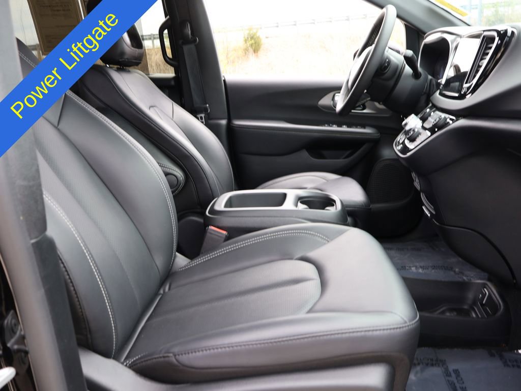 Used 2025 Chrysler Pacifica Select FWD image 9