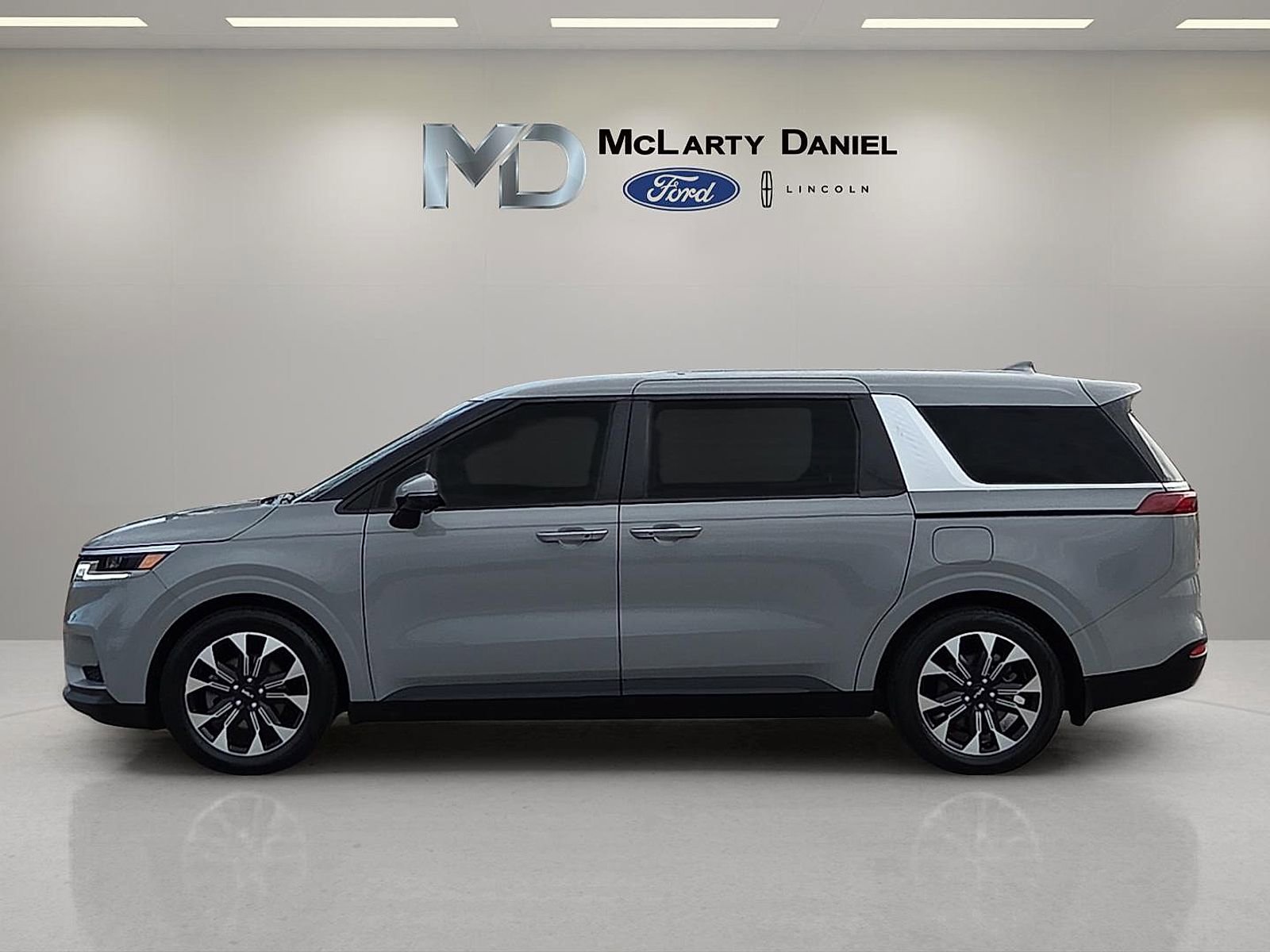 Used 2023 Kia Carnival EX image 3