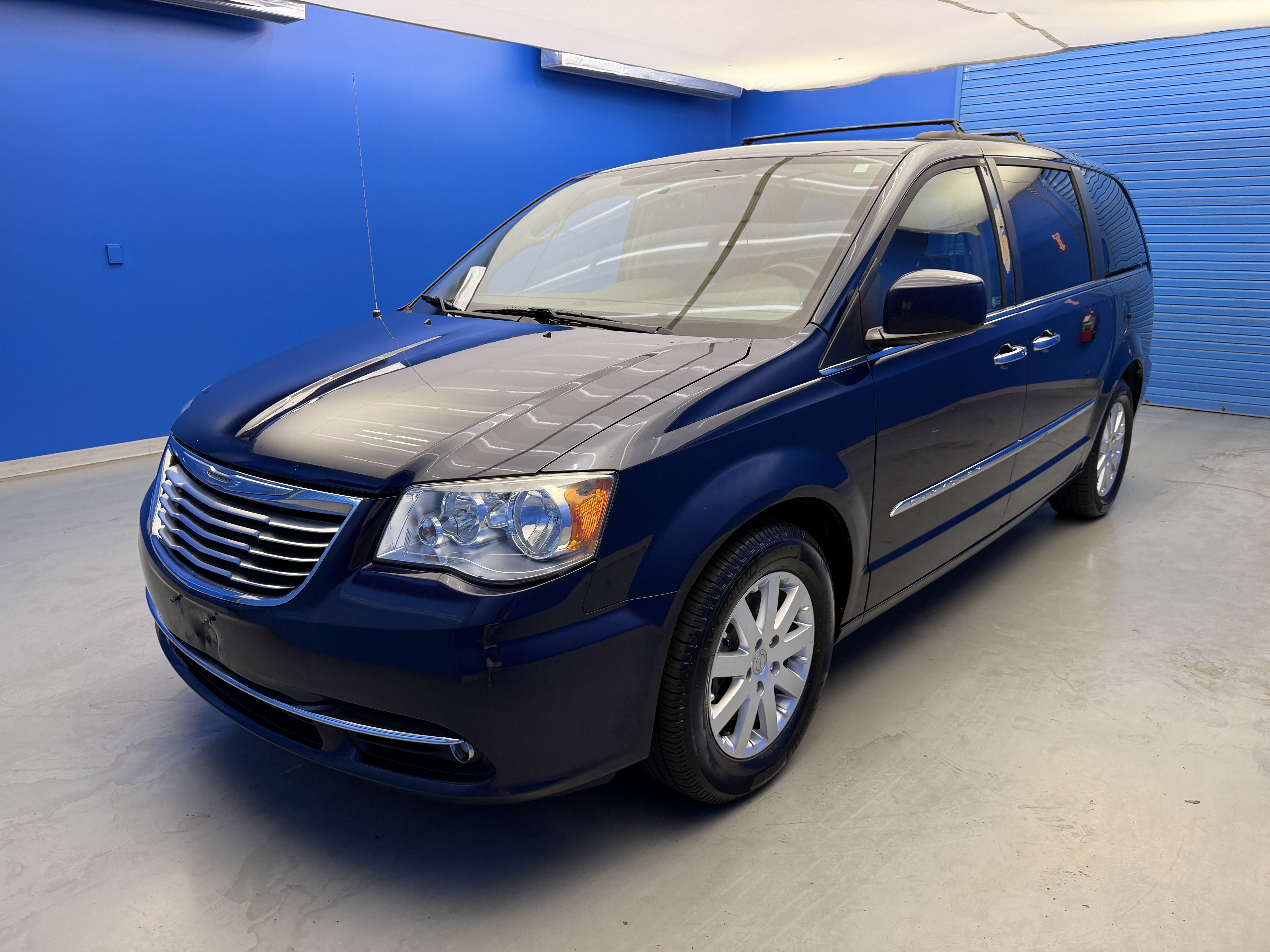 Used 2015 Chrysler Town & Country Touring w/ Driver Convenience Group FWD image 4