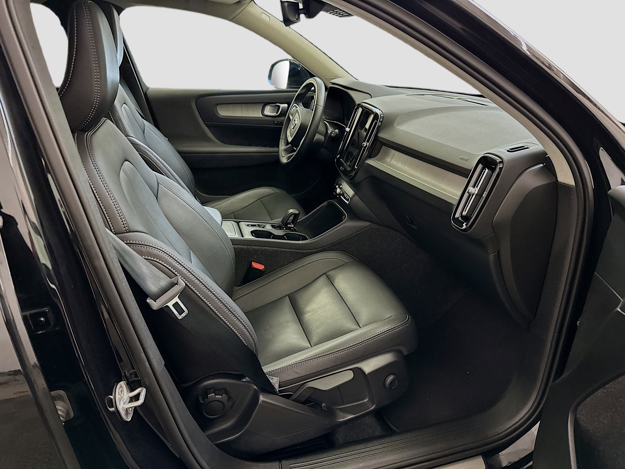 Used 2025 Volvo XC40 B5 Core image 34