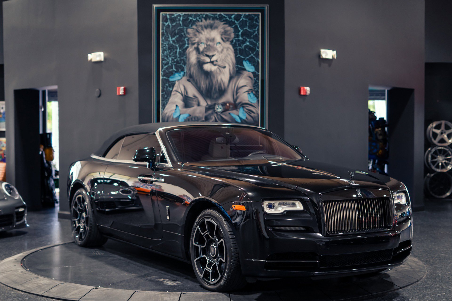 Used 2018 Rolls-Royce Dawn RWD image 17