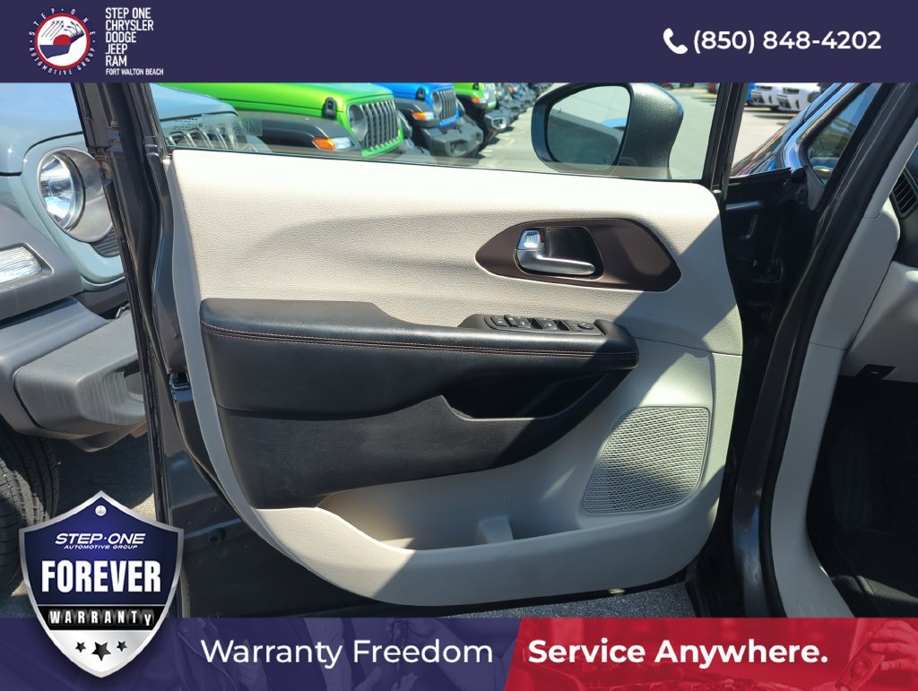 Used 2019 Chrysler Pacifica Touring Plus w/ Tire & Wheel Group FWD image 17