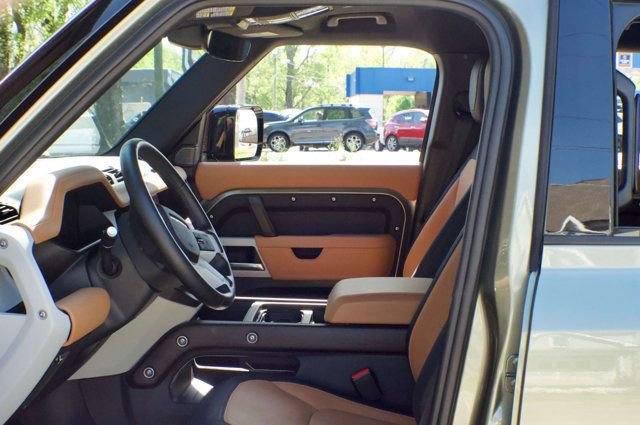 Used 2024 Land Rover Defender 110 X-Dynamic SE AWD/4WD image 19