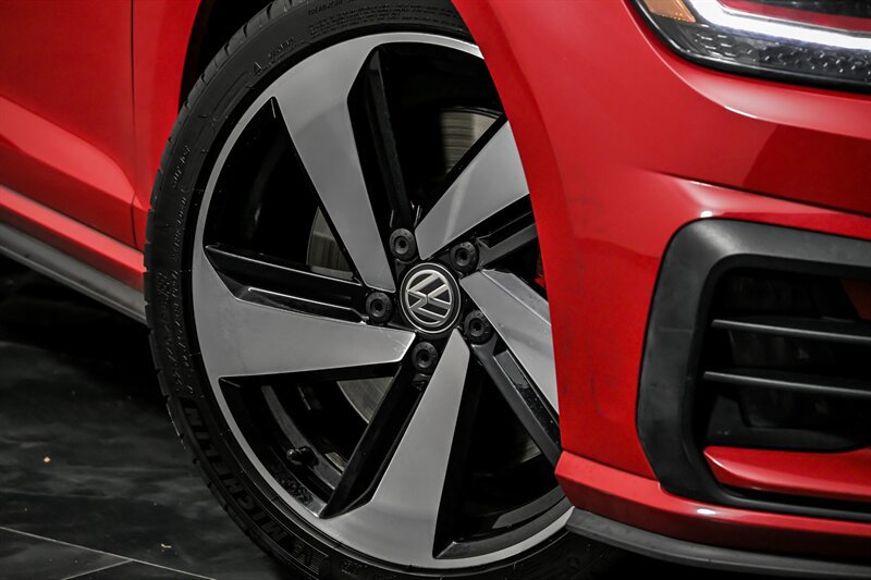 Used 2018 Volkswagen GTI SE FWD image 3