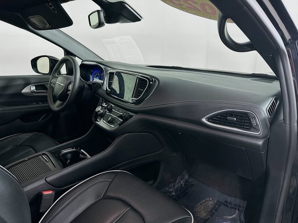 Certified 2025 Chrysler Pacifica Limited image 39