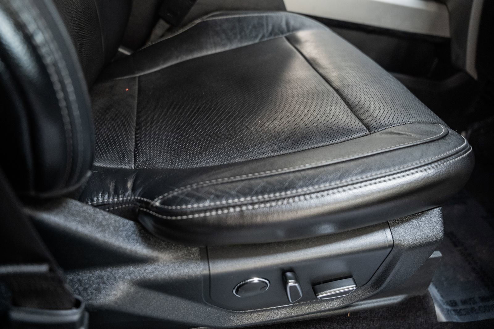 Used 2015 Ford F150 Lariat w/ Equipment Group 501A Mid image 41