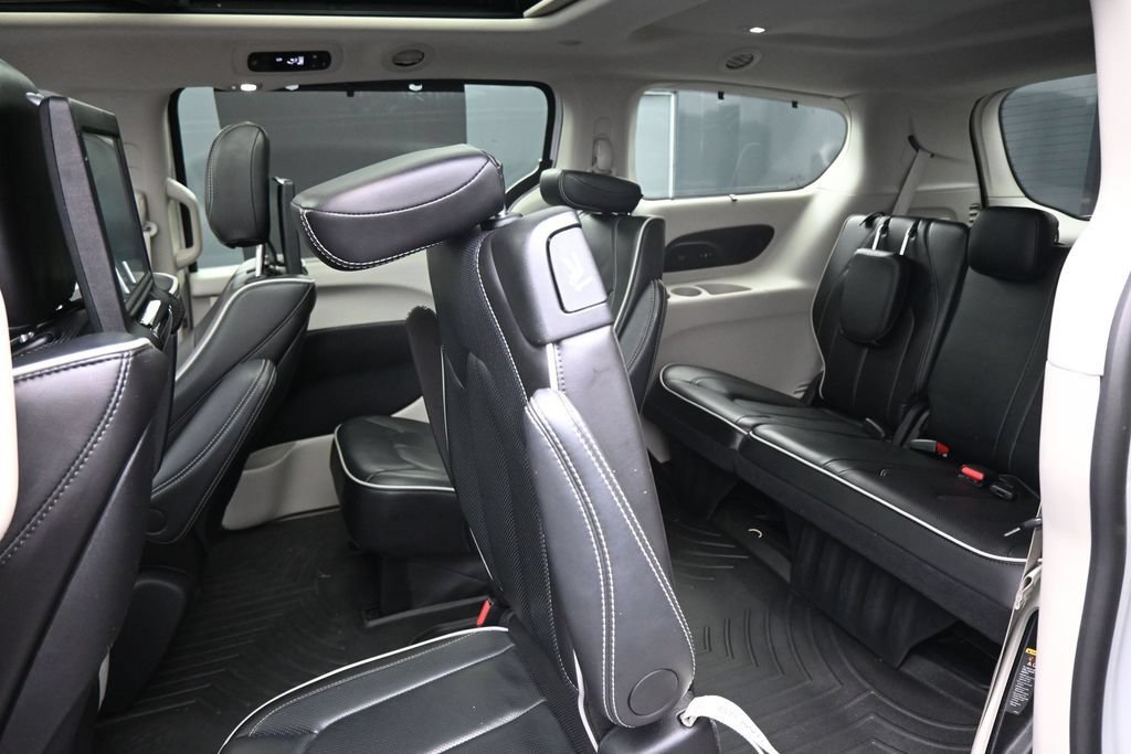 Used 2024 Chrysler Pacifica Limited w/ Uconnect Theater Family Group FWD image 31