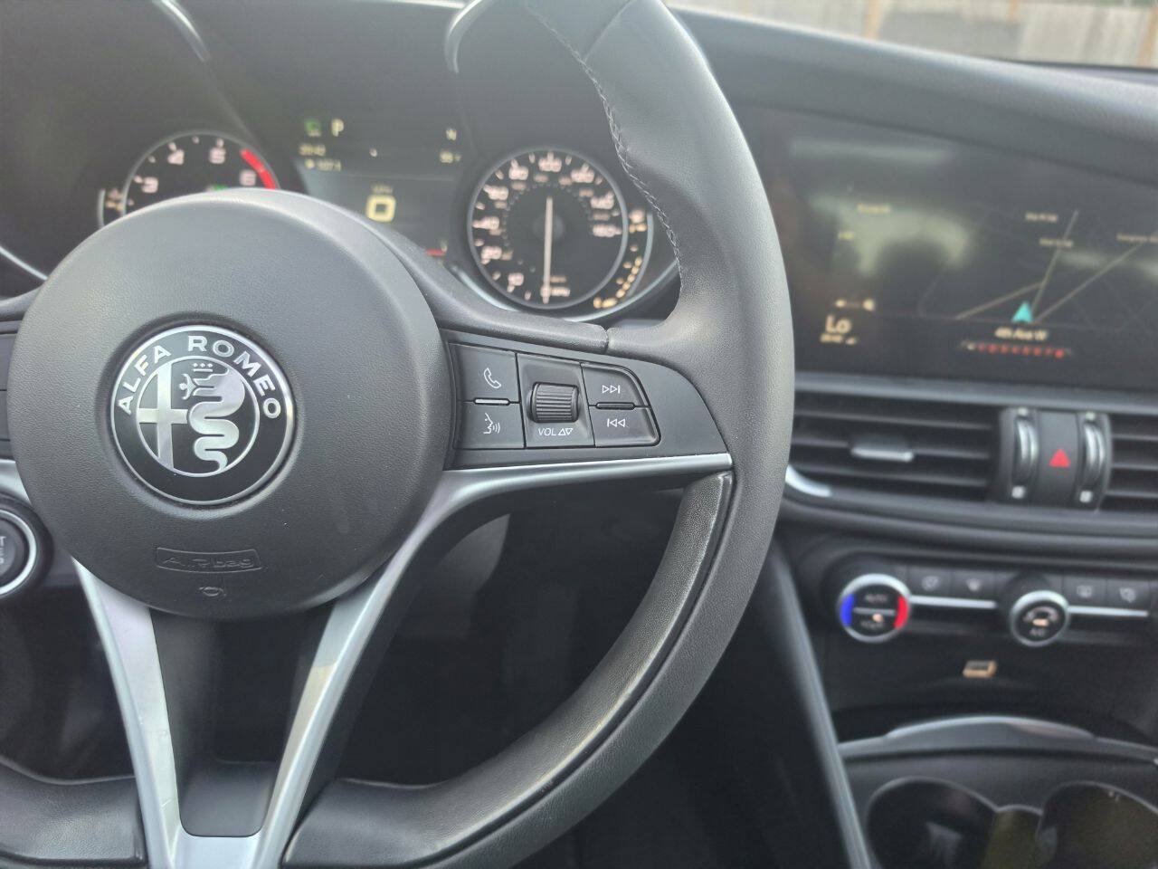 Used 2018 Alfa Romeo Giulia RWD image 36