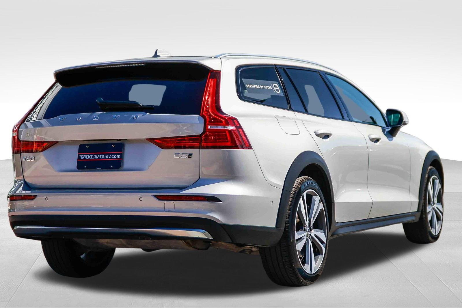 Used 2025 Volvo V60 B5 Cross Country Plus image 7