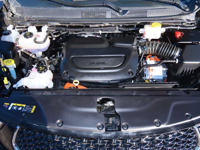 Used 2024 Chrysler Pacifica Select image 16