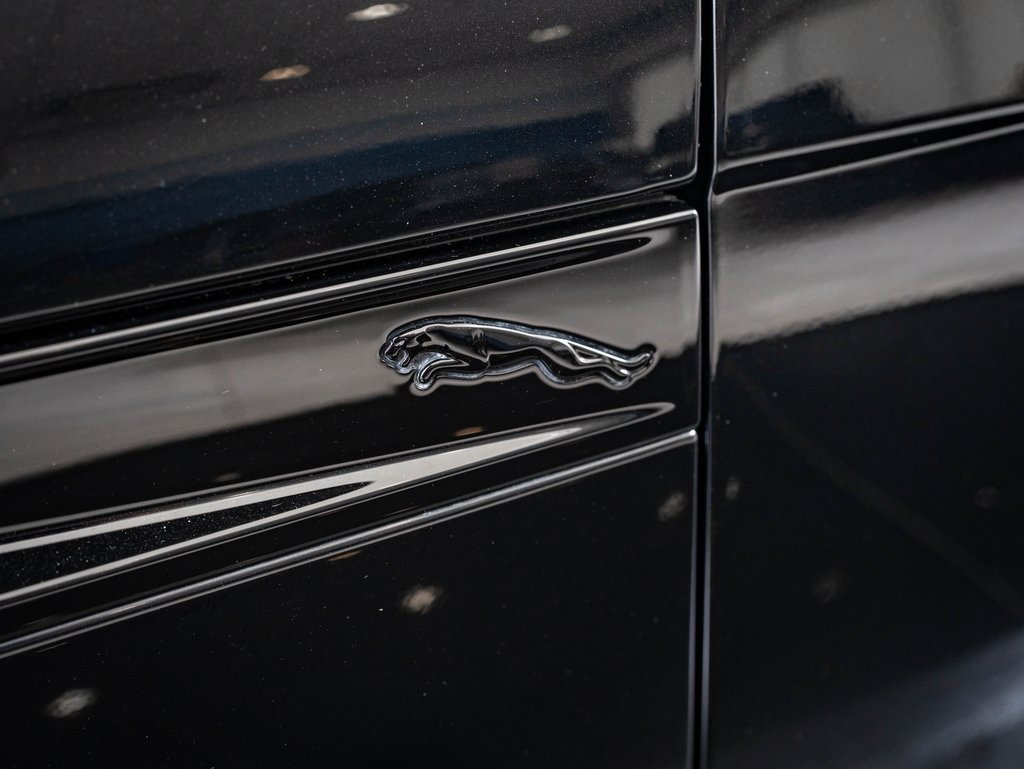 Used 2023 Jaguar F-TYPE R image 15