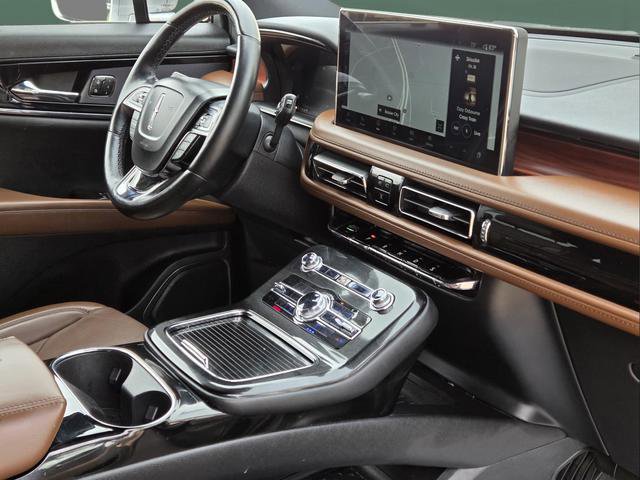 Used 2023 Lincoln Nautilus Reserve w/ Cargo Utility Package FWD image 5