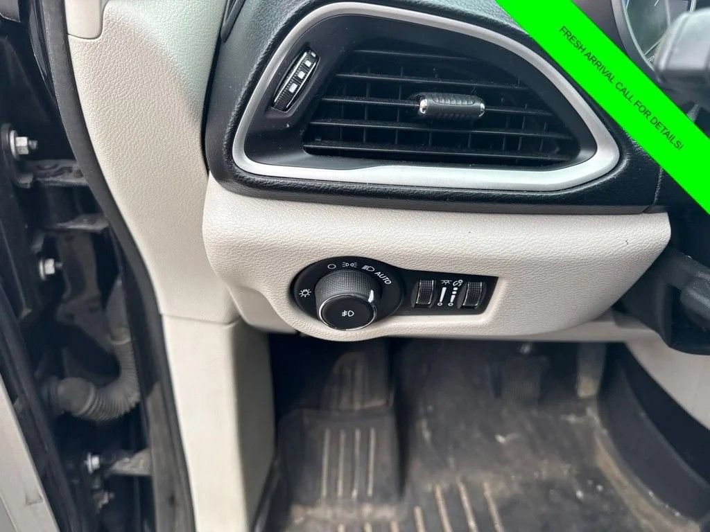 Used 2019 Chrysler Pacifica Touring-L FWD image 17