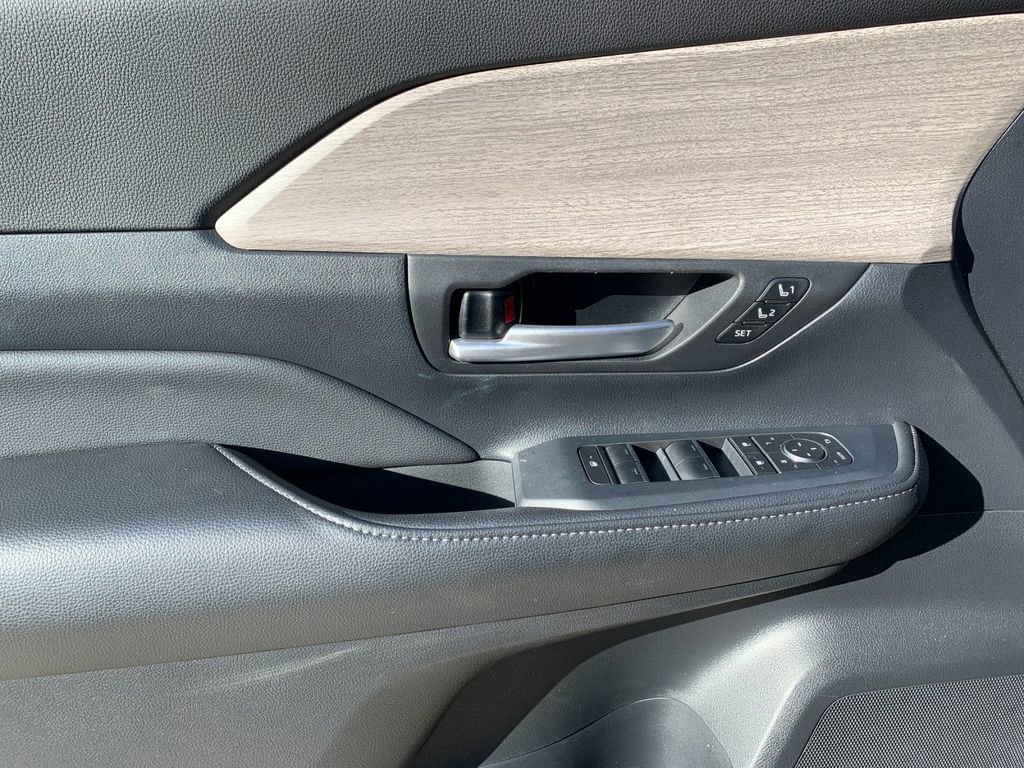 Used 2025 Toyota Grand Highlander AWD Hybrid image 12
