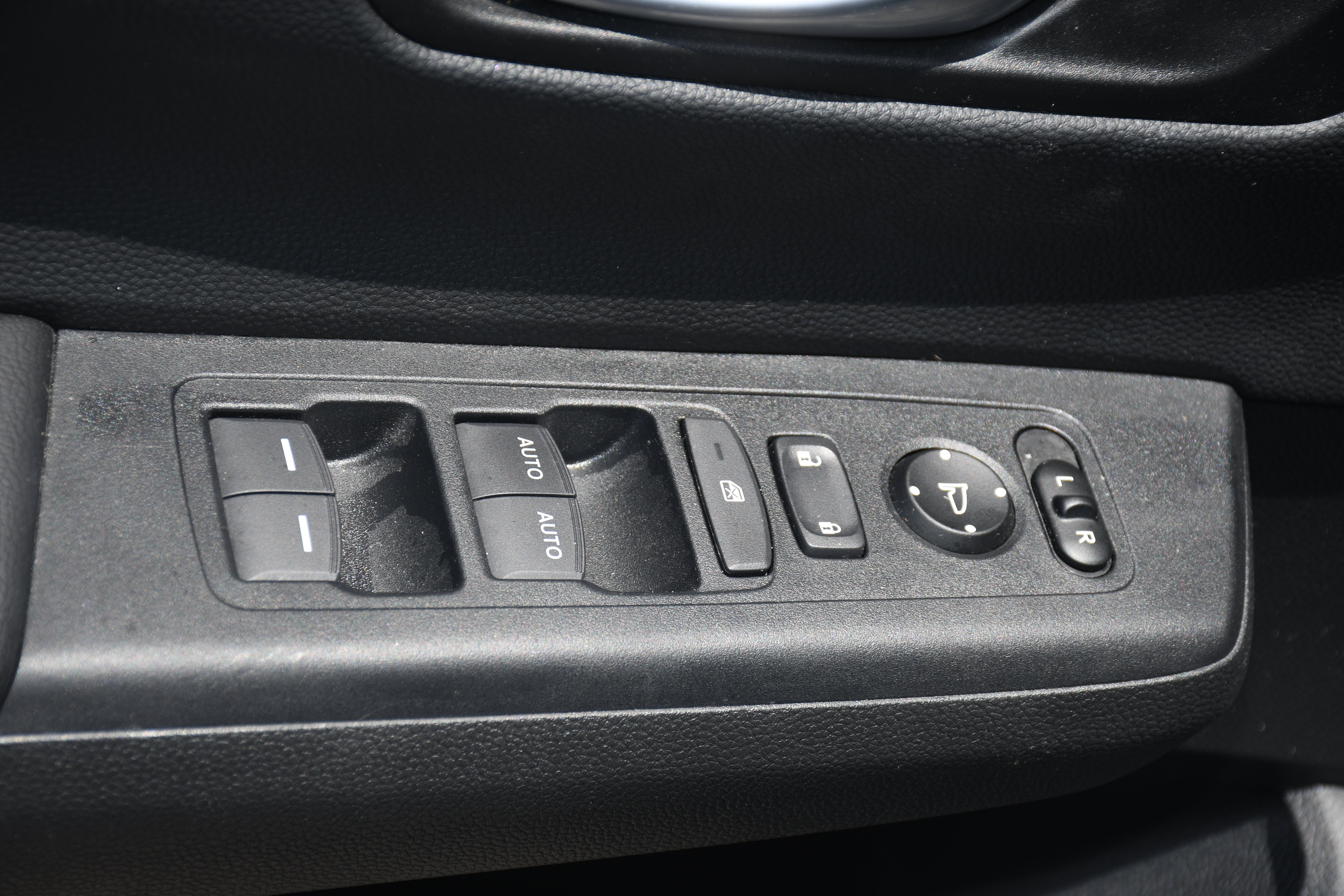 Used 2025 Honda CR-V EX image 7