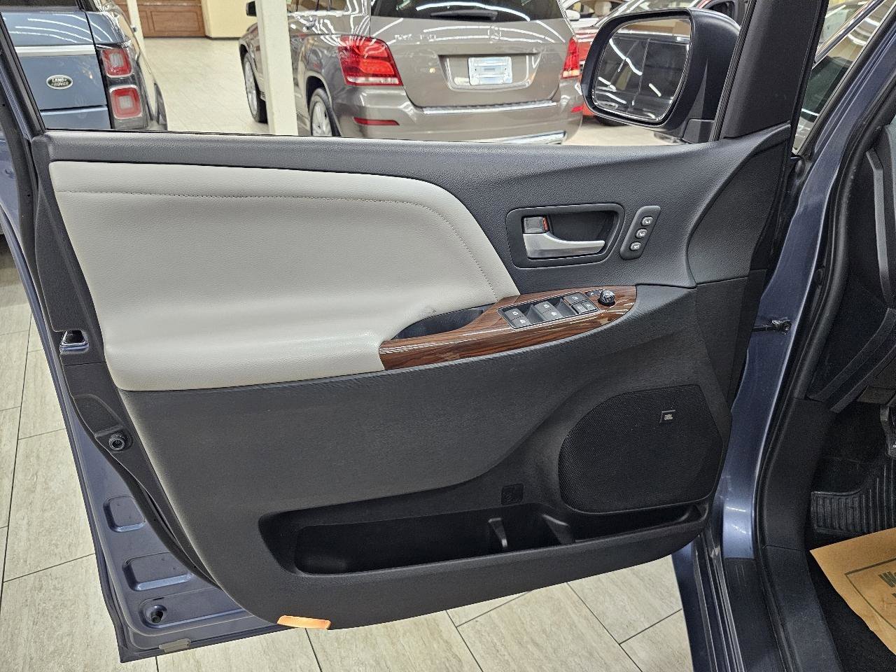 Used 2015 Toyota Sienna Limited FWD image 43