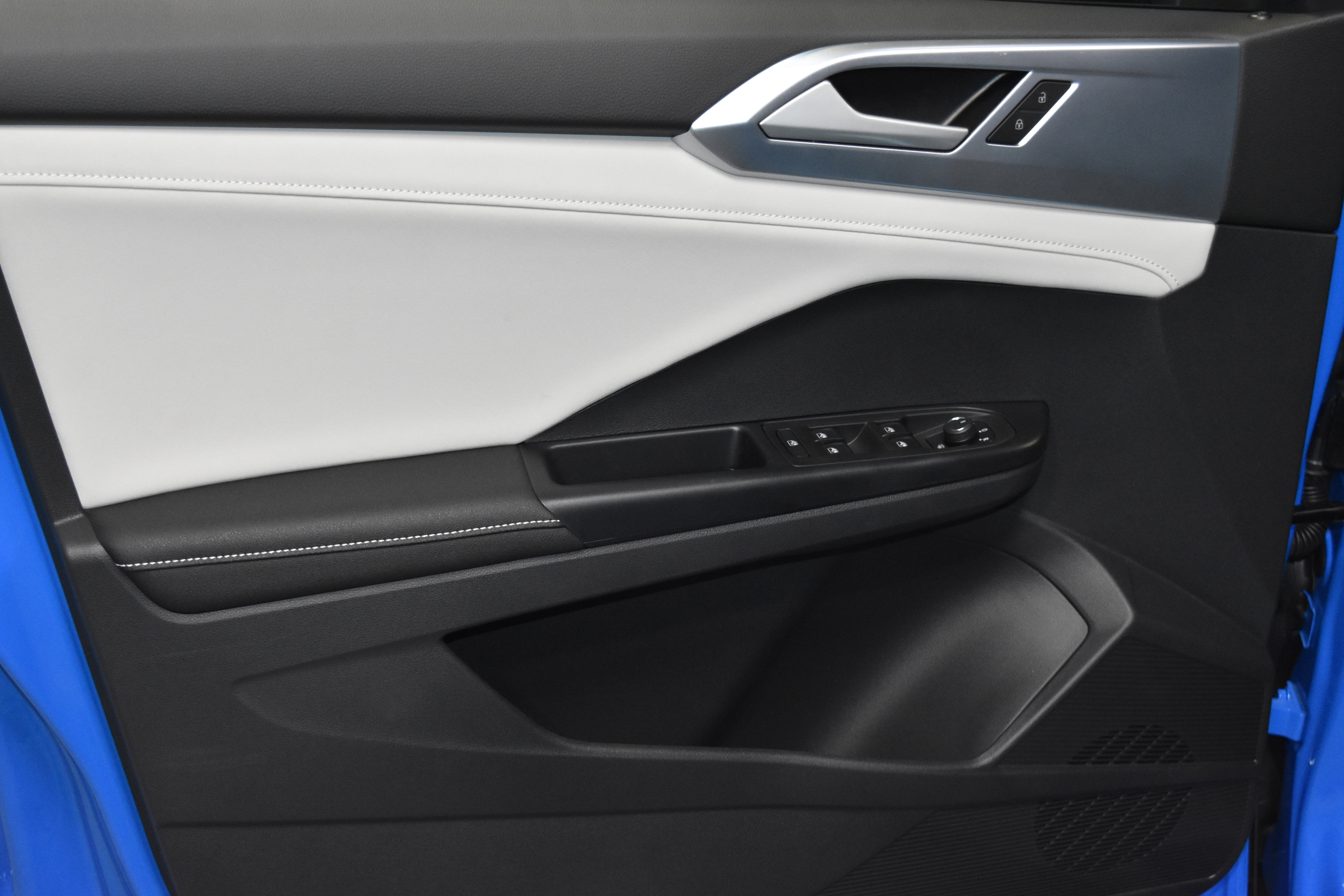 New 2025 Volkswagen Taos SE image 3