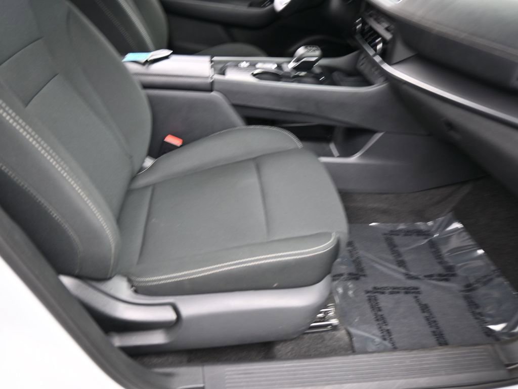 Used 2024 Nissan Rogue S image 39