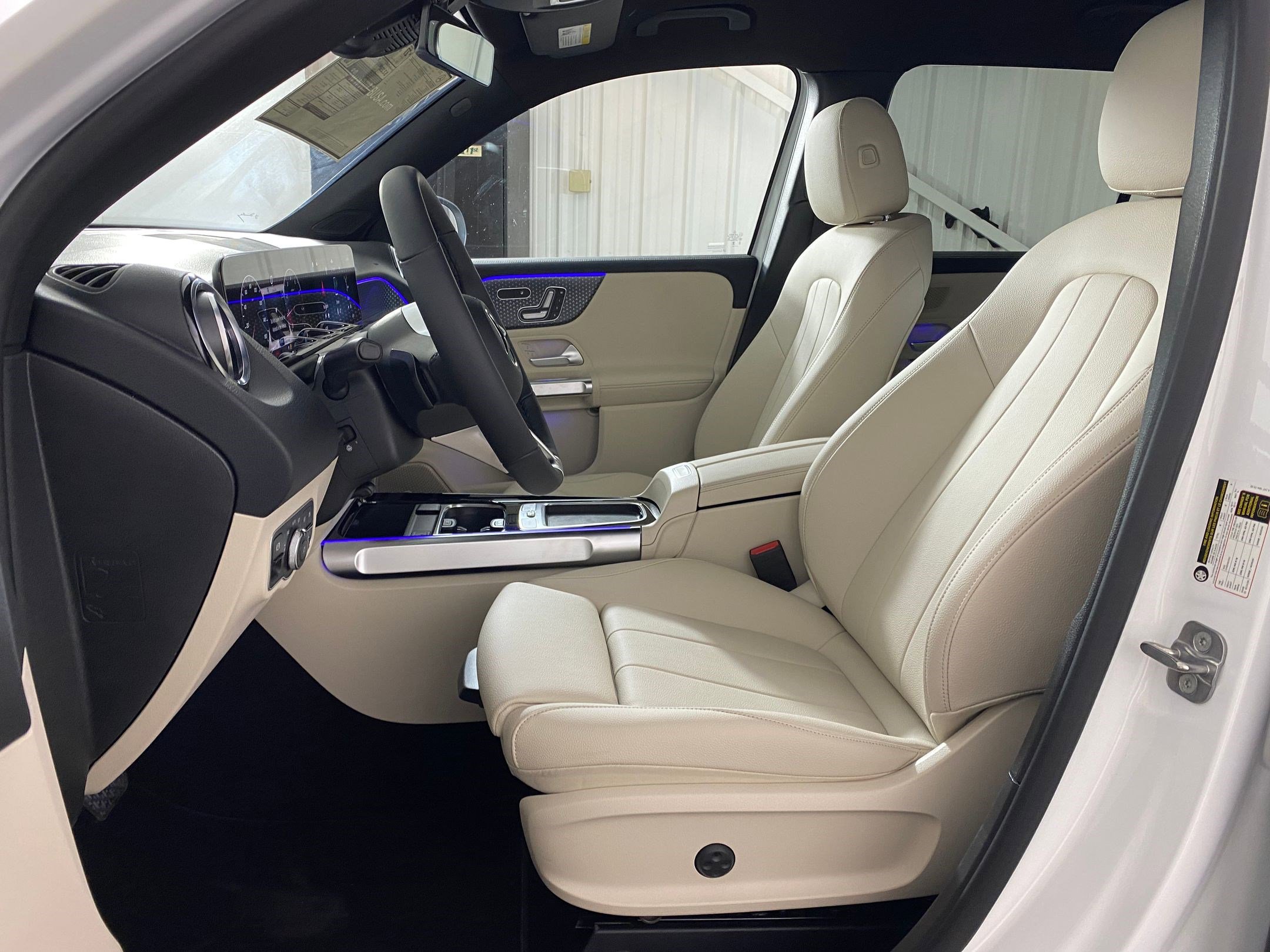 New 2025 Mercedes-Benz GLB 250 4MATIC image 4