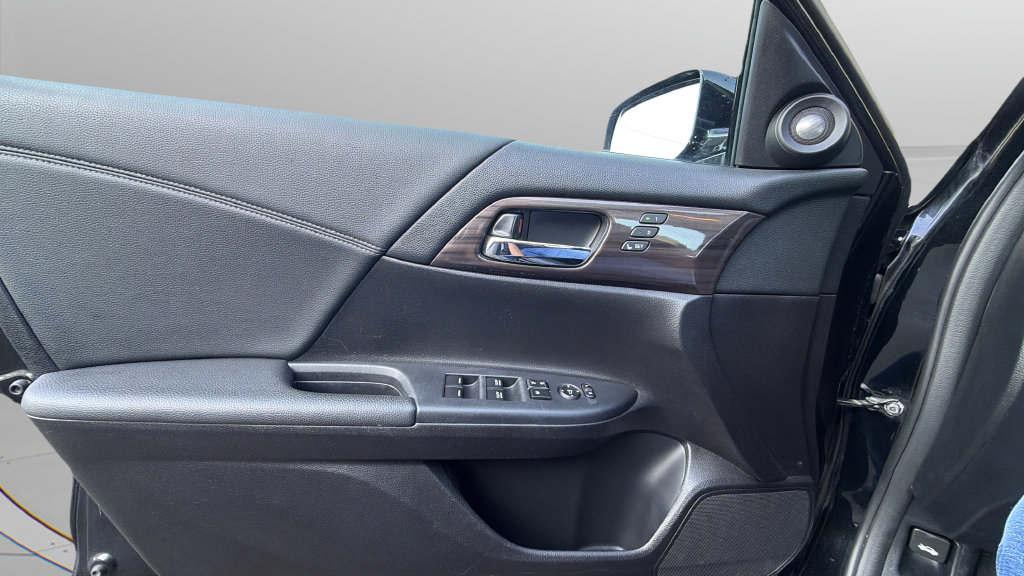 Used 2016 Honda Accord Touring image 27