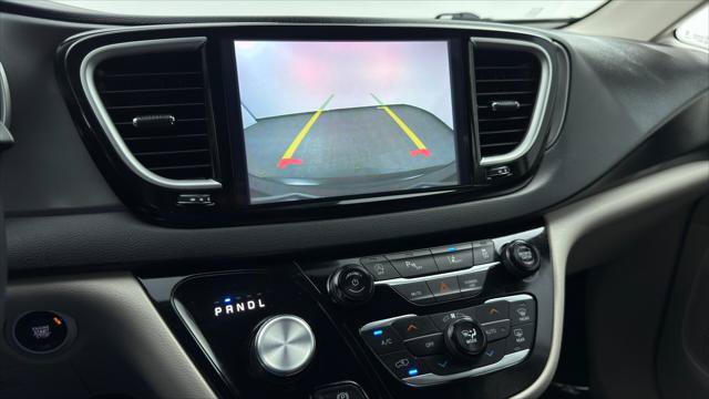 Used 2024 Chrysler Pacifica Touring-L FWD image 26