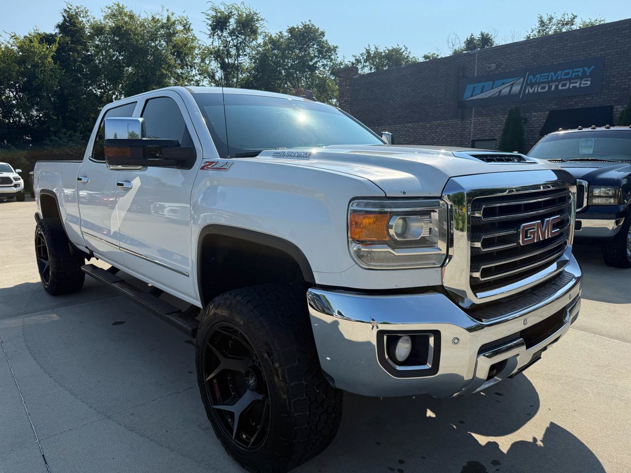 Used 2019 GMC Sierra 2500 SLT w/ Duramax Plus Package AWD/4WD image 3