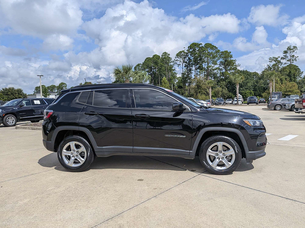 Used 2023 Jeep Compass Latitude w/ Convenience Group AWD/4WD image 3