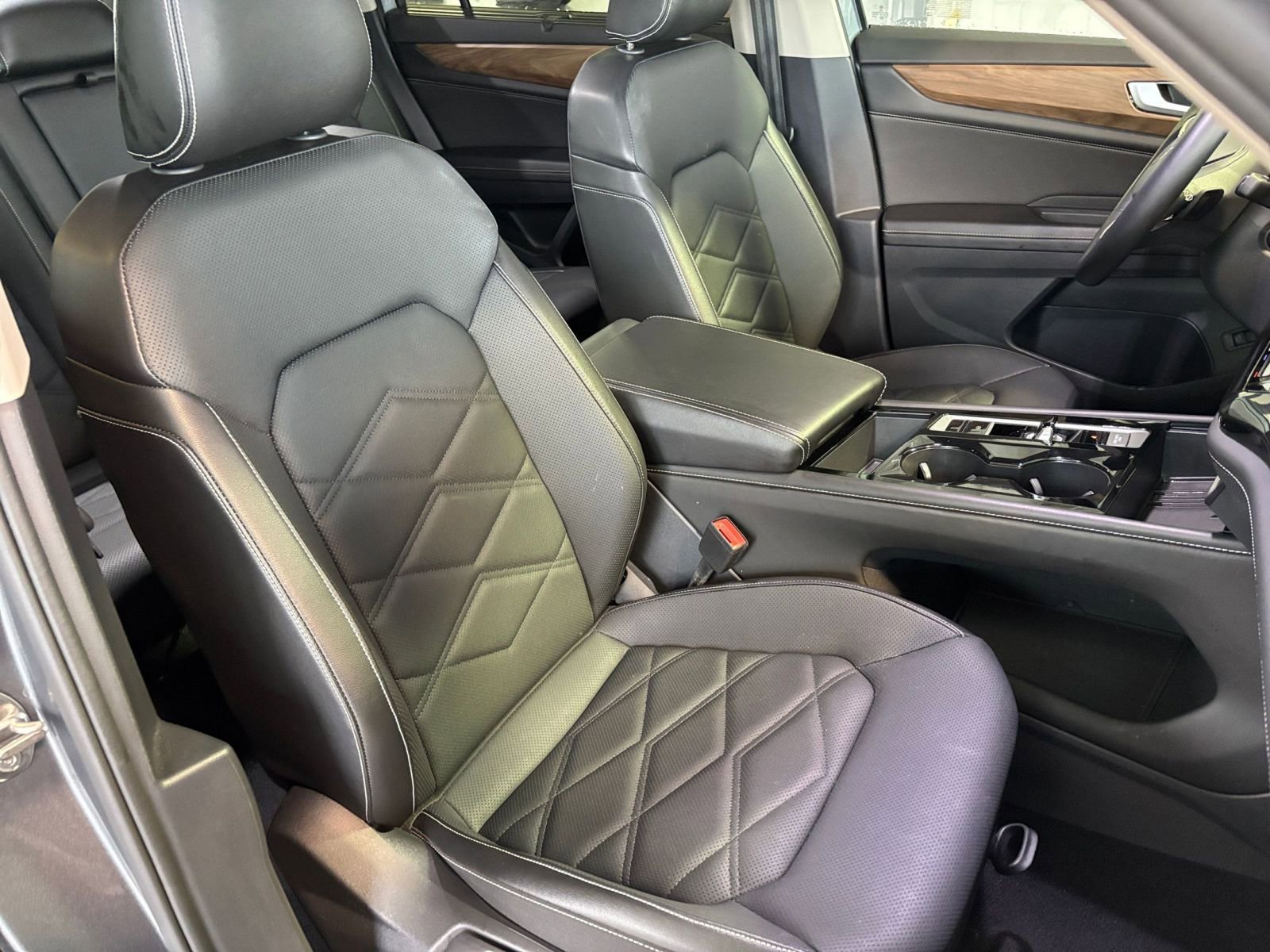 Used 2025 Volkswagen Atlas SE image 36