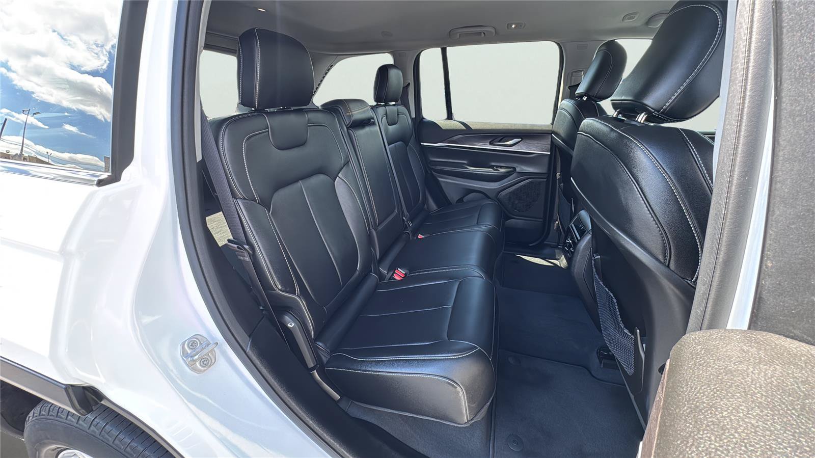 Certified 2023 Jeep Grand Cherokee Limited AWD/4WD image 22