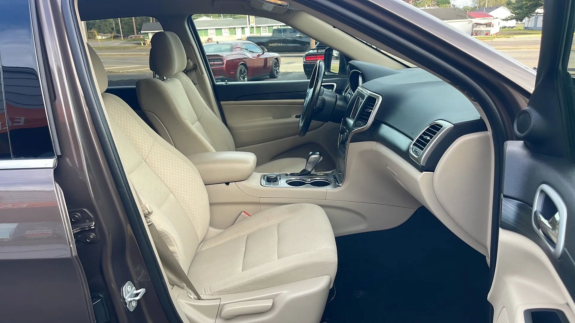 Used 2021 Jeep Grand Cherokee Laredo image 24