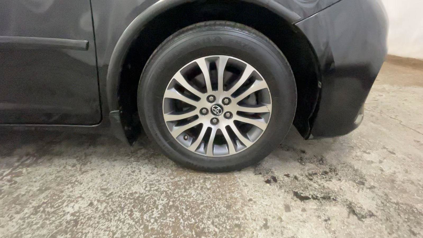 Used 2018 Toyota Sienna XLE FWD image 17