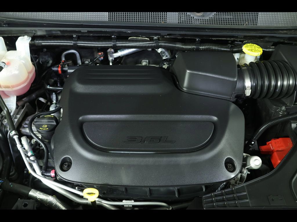 Used 2024 Chrysler Pacifica Touring-L image 18