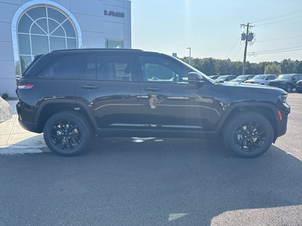 New 2025 Jeep Grand Cherokee Altitude image 8