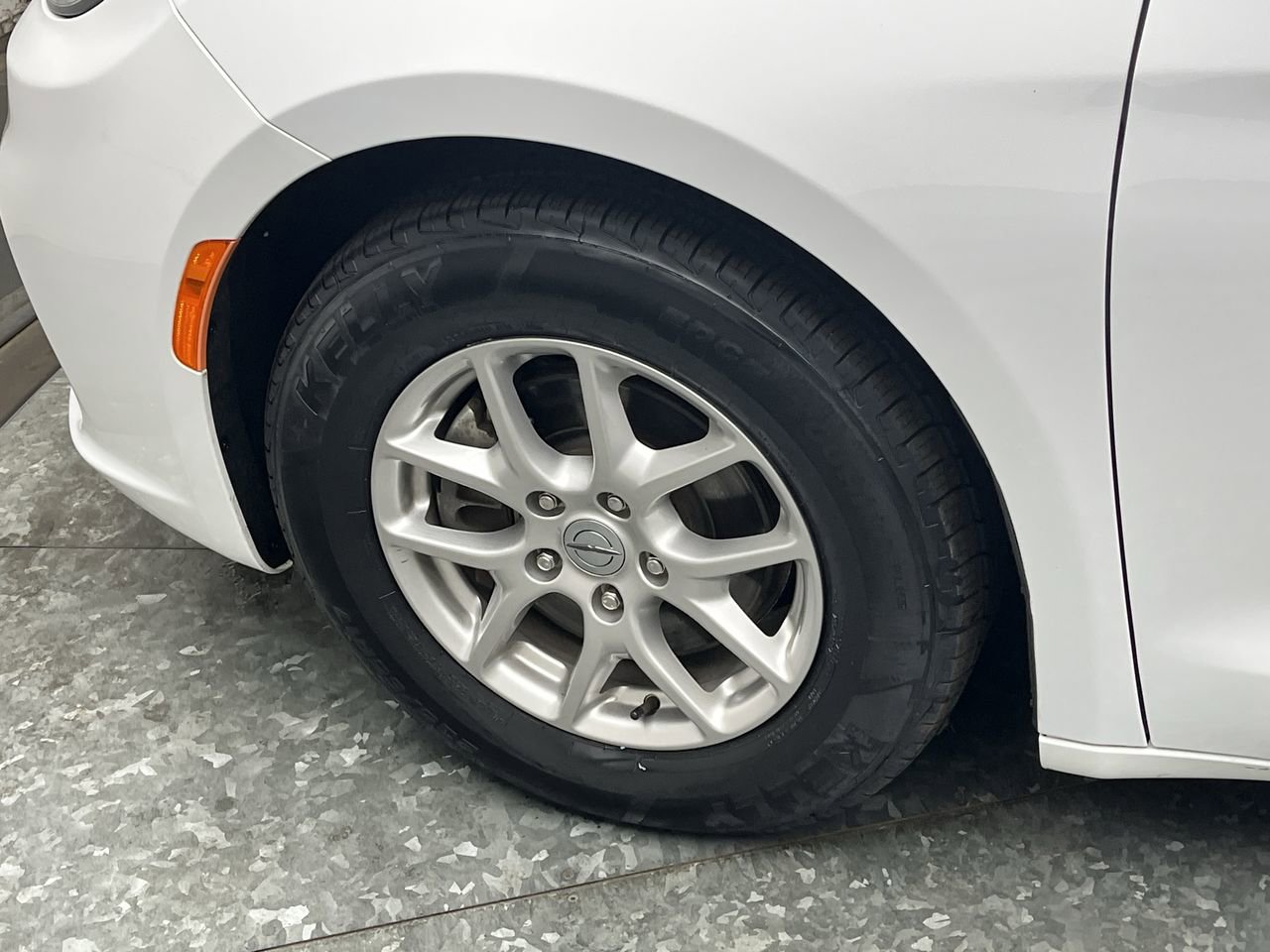 Used 2024 Chrysler Pacifica Touring-L FWD image 32