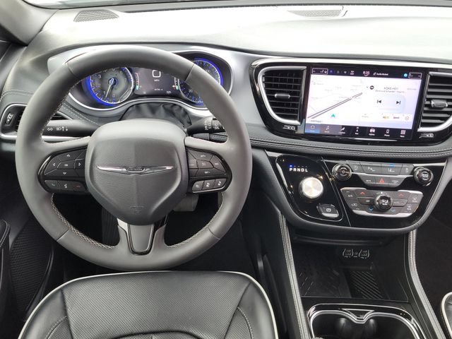 Used 2025 Chrysler Pacifica Limited FWD image 13