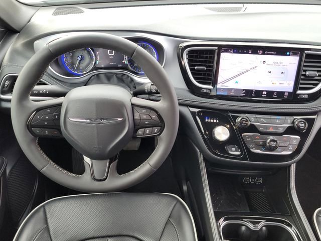 Used 2025 Chrysler Pacifica Limited FWD image 13