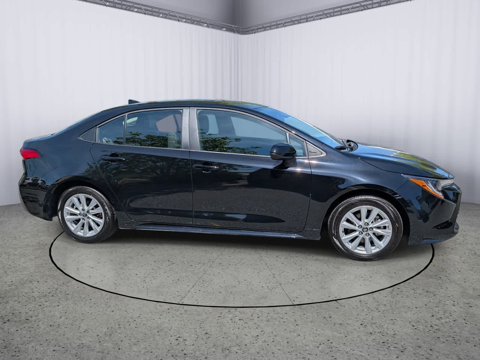 Used 2025 Toyota Corolla LE w/ LE Premium Package FWD image 2