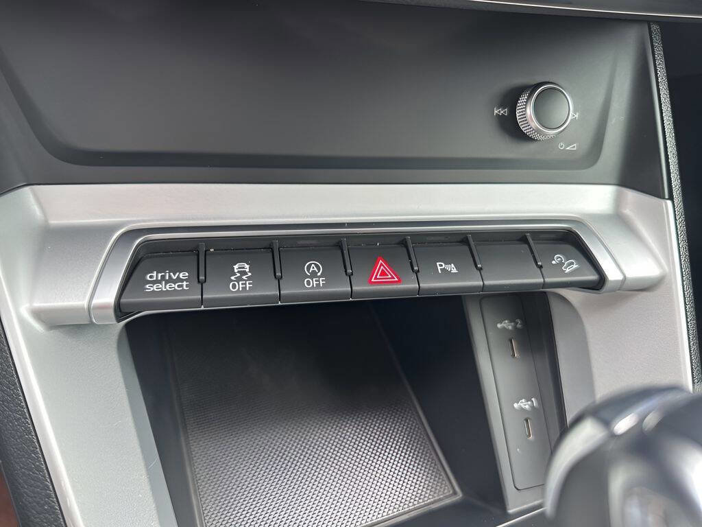 Used 2025 Audi Q3 2.0T Premium image 36