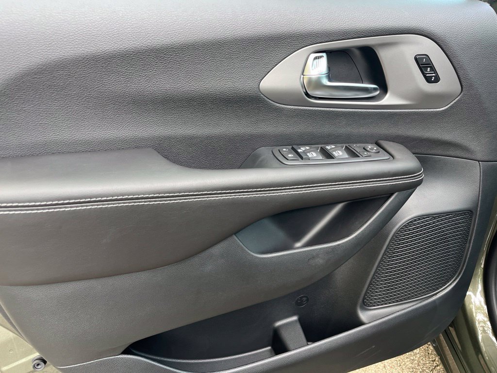 New 2027 Chrysler Pacifica Select FWD image 22