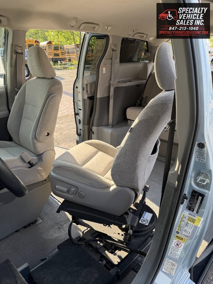 Used 2015 Toyota Sienna LE FWD image 20