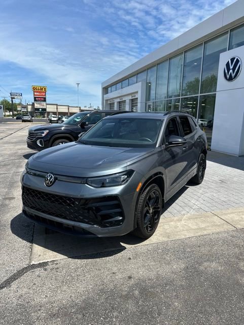 Used 2025 Volkswagen Tiguan SE R-Line AWD/4WD image 17