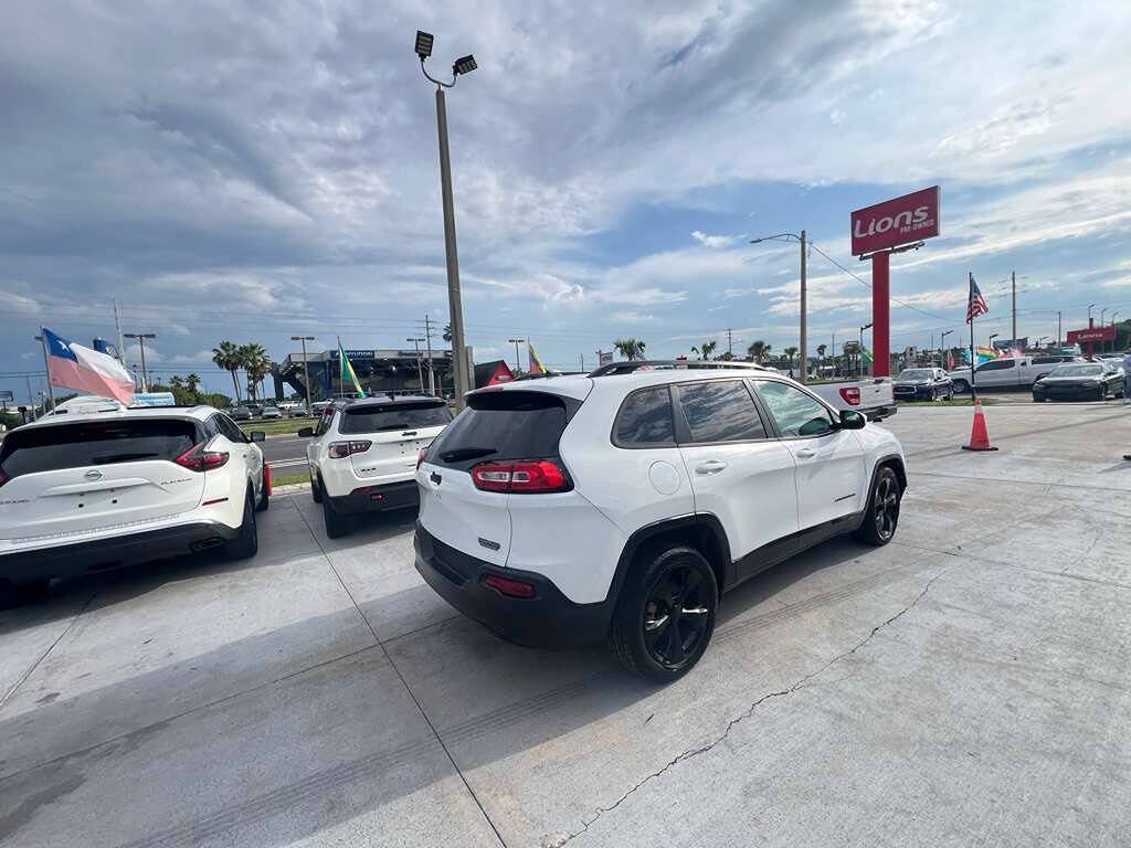 Used 2016 Jeep Cherokee Latitude w/ Cold Weather Group FWD image 13