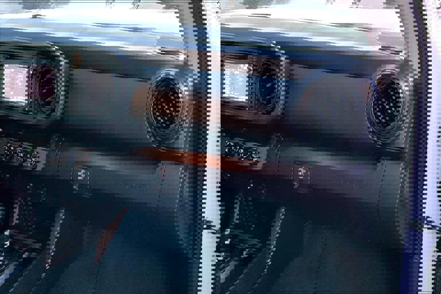 Used 2018 Toyota Tacoma SR image 17