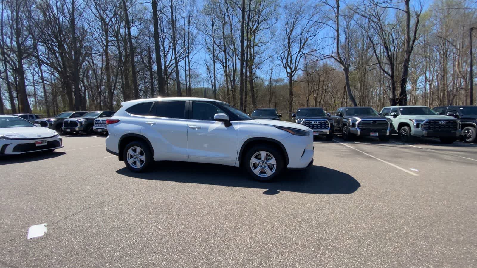 Used 2023 Toyota Highlander LE AWD/4WD image 2