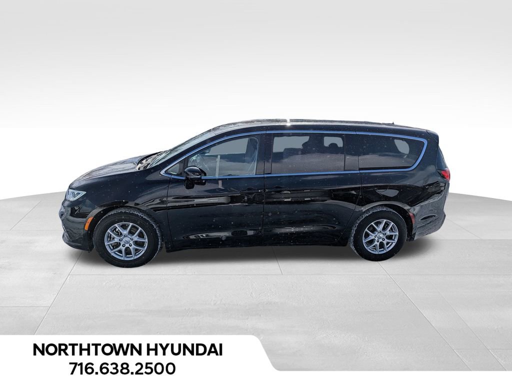 Used 2024 Chrysler Pacifica Touring-L image 2