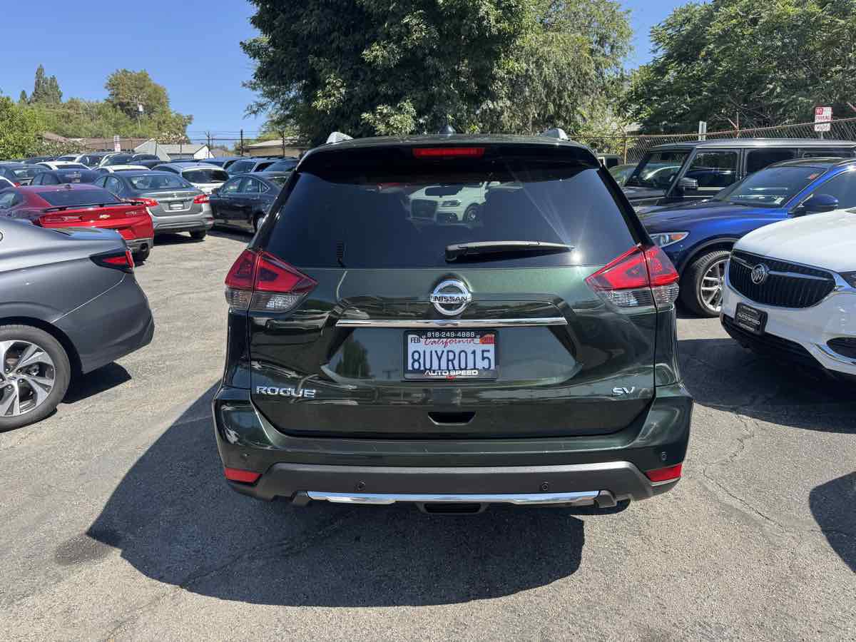 Used 2020 Nissan Rogue SV image 2