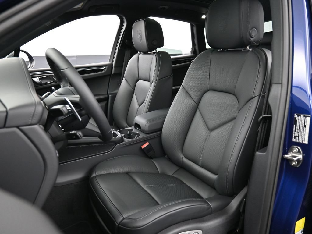 Certified 2026 Porsche Macan AWD/4WD image 5